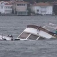 Beşiktaş'ta tonoza bağlı tekne battı